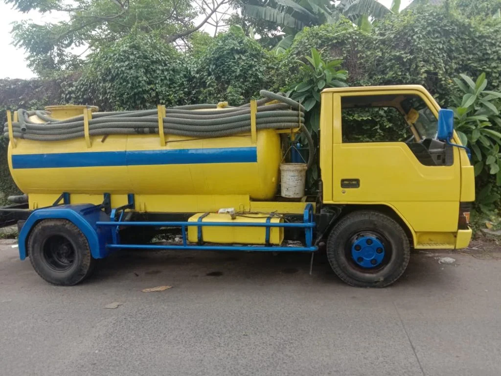 Layanan sedot WC Krembangan Selatan Surabaya dengan armada penyedotan septic tank